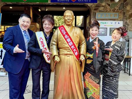 節分会に参加した（左から）大江裕、北山たけし、北島三郎像、原田悠里、山口ひろみ