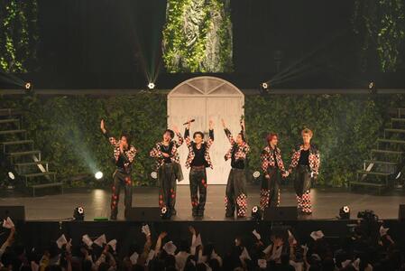 ツアーファイナルで観客に手を振るＬＩＬ　ＬＥＡＧＵＥの（左から）中村竜大、難波碧空、山田晃大、岡尾真虎、百田隼麻、岩城星那