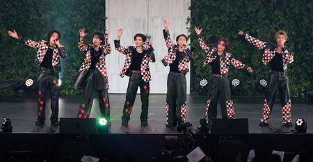 　ツアーファイナルで観客に手を振るＬＩＬ　ＬＥＡＧＵＥの（左から）中村竜大、難波碧空、山田晃大、岡尾真虎、百田隼麻、岩城星那