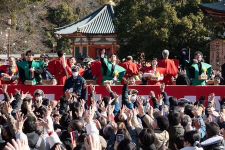 豆まきに参加した（左から）大東駿介、白石聖、仲野太賀、宮澤エマ、山口馬木也