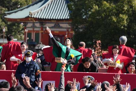 豆まきに参加した（左から）白石聖、仲野太賀、宮澤エマ