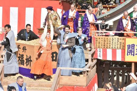 節分祭で豆をまくばけばけ出演陣。（左から）高石あかり、トミー・バストウ、岡部たかし
