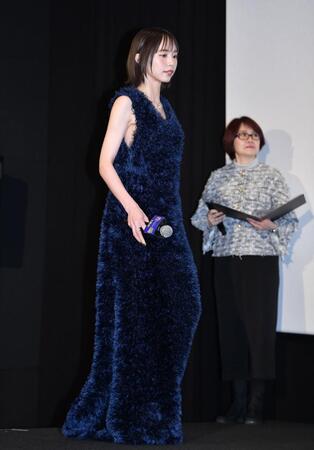 舞台あいさつに登場した井桁弘恵。後方はフジテレビの西山喜久恵アナウンサー（撮影・開出牧）