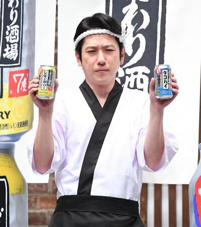 酒場の“大将”になりきってポーズを決める二宮和也（撮影・開出牧）