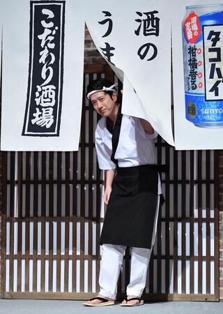 新ＣＭ発表会でのれんをくぐって登場した二宮和也（撮影・開出牧）