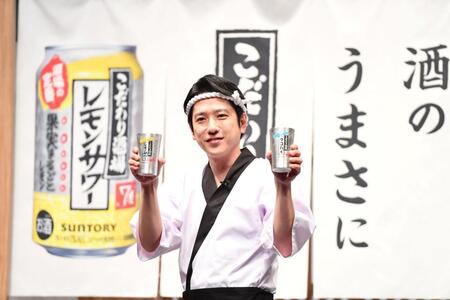 新ＣＭ発表会でタンブラーを手にポーズを決める二宮和也（撮影・開出牧）