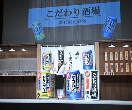 こだわりのステージセットを背にポーズを決める二宮和也（撮影・開出牧）