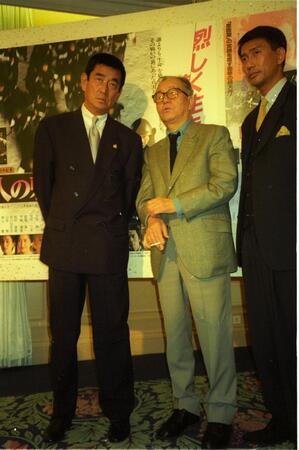 映画「四十七人の刺客」完成会見。左から高倉健さん、市川崑さん、中井貴一＝１９９４年１０月