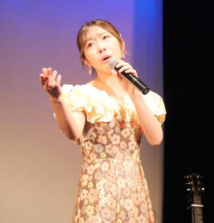新曲「合鍵」を熱唱する岩佐美咲