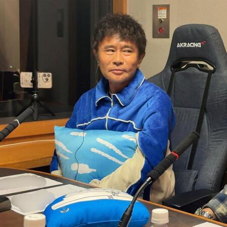 グッズの「ふかふかもふもふ飛行雲クッション」を手に持つ浜田雅功