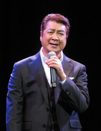 熱唱する山川豊