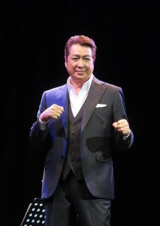 ファイティングポーズを決める山川豊