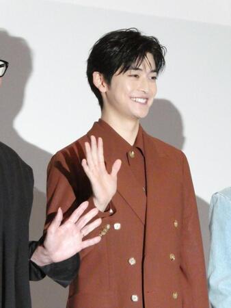 手を振る高橋文哉