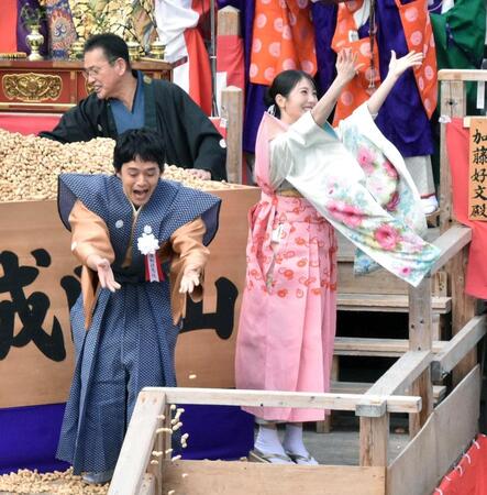 豆をまく「豊臣兄弟！」の池松壮亮（左）と浜辺美波