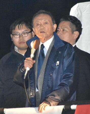 演説を行った自民党・麻生太郎副総裁（中央）＝奈良県内