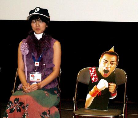 台風で足止めされ会見を欠席したはなわの席にはパネルが…。左は遠藤久美子＝０４年１０月