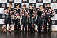 本番前に笑顔を浮かべたＬＩＬ　ＬＥＡＧＵＥの（左から）岩城星那、山田晃大、百田隼麻、難波碧空、岡尾真虎、中村竜大