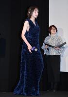 舞台あいさつに登場した井桁弘恵。後方はフジテレビの西山喜久恵アナウンサー（撮影・開出牧）