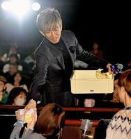 観客にポップコーンを振る舞う木村拓哉（撮影・開出牧）