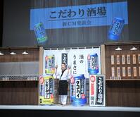 こだわりのステージセットを背にポーズを決める二宮和也（撮影・開出牧）