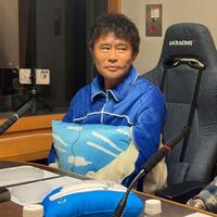 グッズの「ふかふかもふもふ飛行雲クッション」を手に持つ浜田雅功