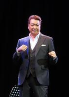 ファイティングポーズを決める山川豊