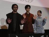 （左から）伊藤智彦監督、高橋文哉、齋藤飛鳥