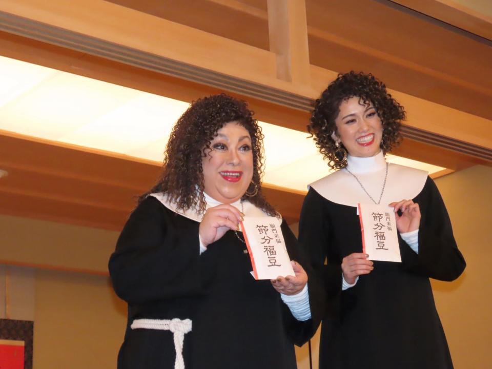 ミュージカル「天使にラブ・ソングを～シスター・アクト～」にＷ主演の森公美子（左）と彩風咲奈