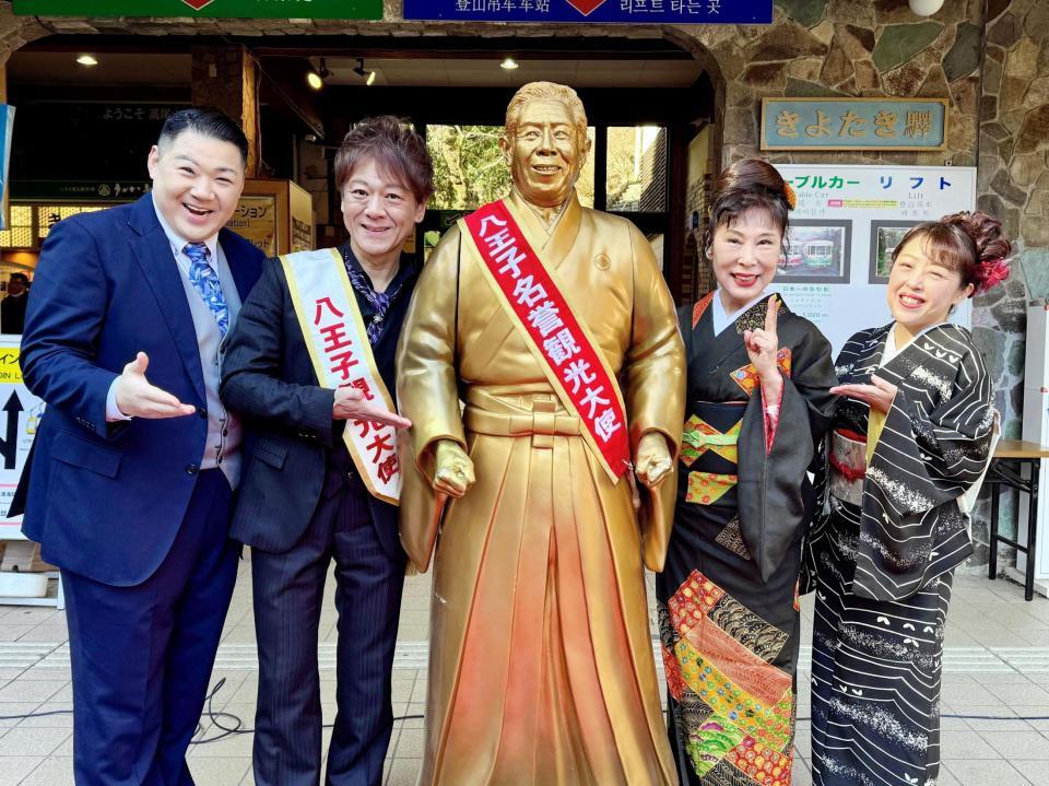 節分会に参加した（左から）大江裕、北山たけし、北島三郎像、原田悠里、山口ひろみ