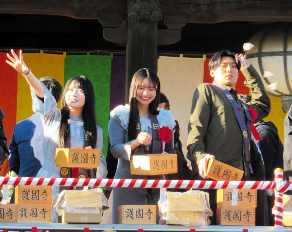 豆まきをする（左から）Ｍｕｍｅｉｘｘｘ、豊島心桜、松谷鷹也