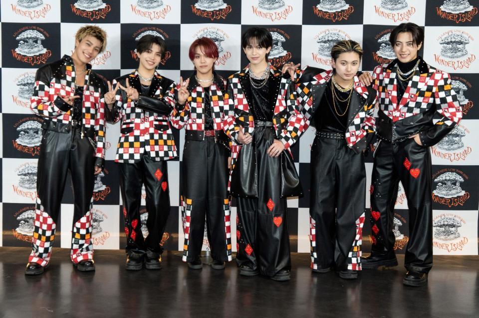 本番前に笑顔を浮かべたＬＩＬ　ＬＥＡＧＵＥの（左から）岩城星那、山田晃大、百田隼麻、難波碧空、岡尾真虎、中村竜大