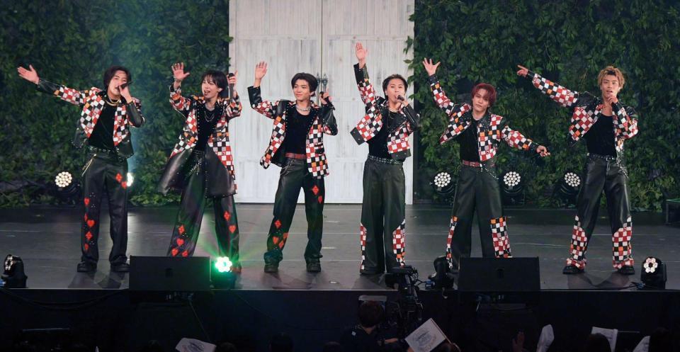 　ツアーファイナルで観客に手を振るＬＩＬ　ＬＥＡＧＵＥの（左から）中村竜大、難波碧空、山田晃大、岡尾真虎、百田隼麻、岩城星那