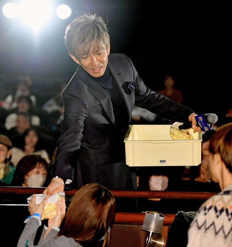 観客にポップコーンを振る舞う木村拓哉（撮影・開出牧）