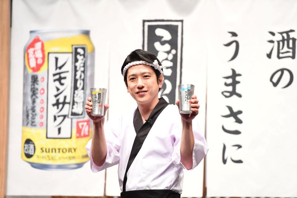 新ＣＭ発表会でタンブラーを手にポーズを決める二宮和也（撮影・開出牧）