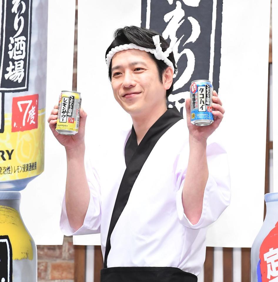 商品を手に笑顔の二宮和也（撮影・開出牧）