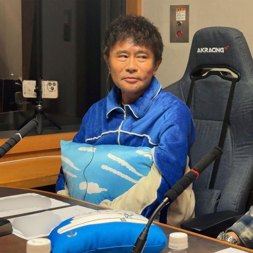 グッズの「ふかふかもふもふ飛行雲クッション」を手に持つ浜田雅功