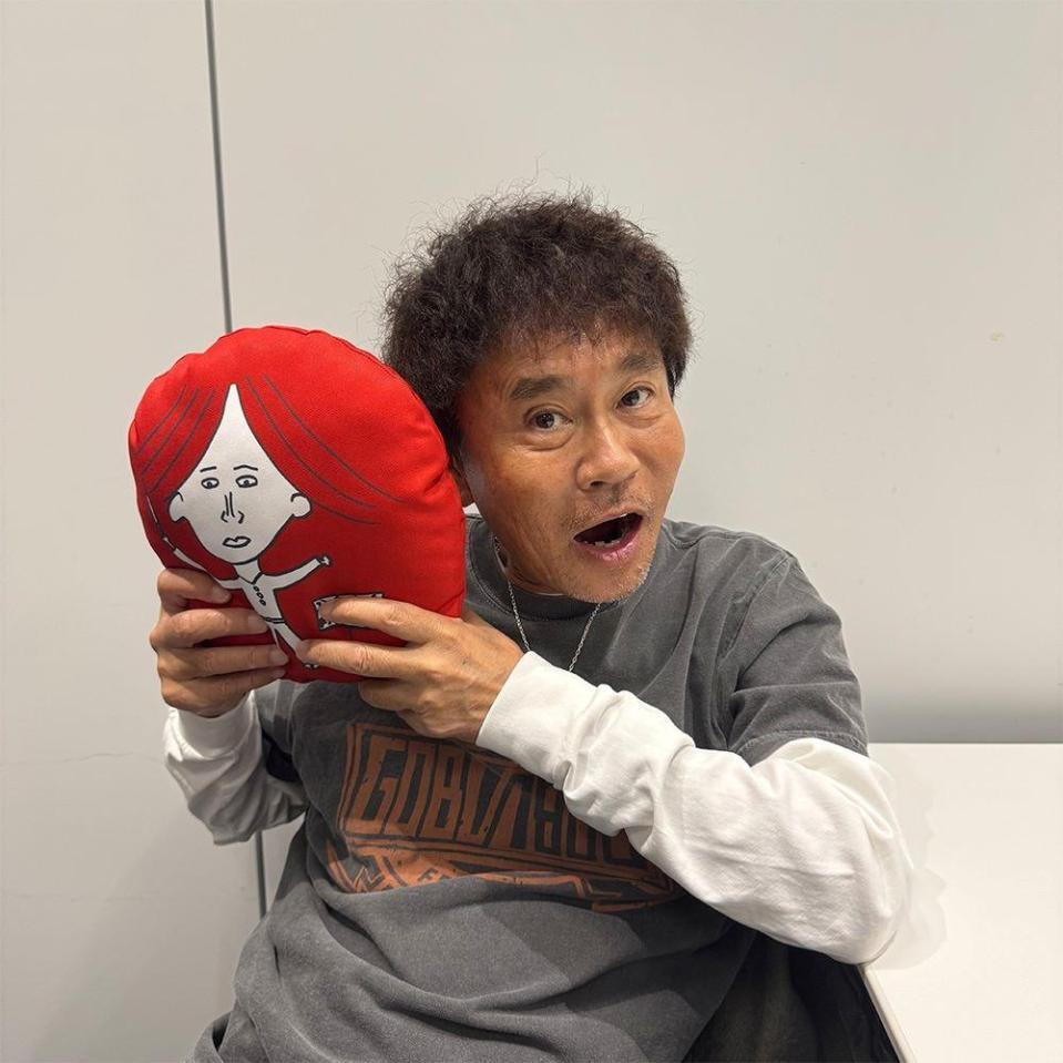 グッズ「アートミニクッション」の「ベートーベン」をアピールする浜田雅功