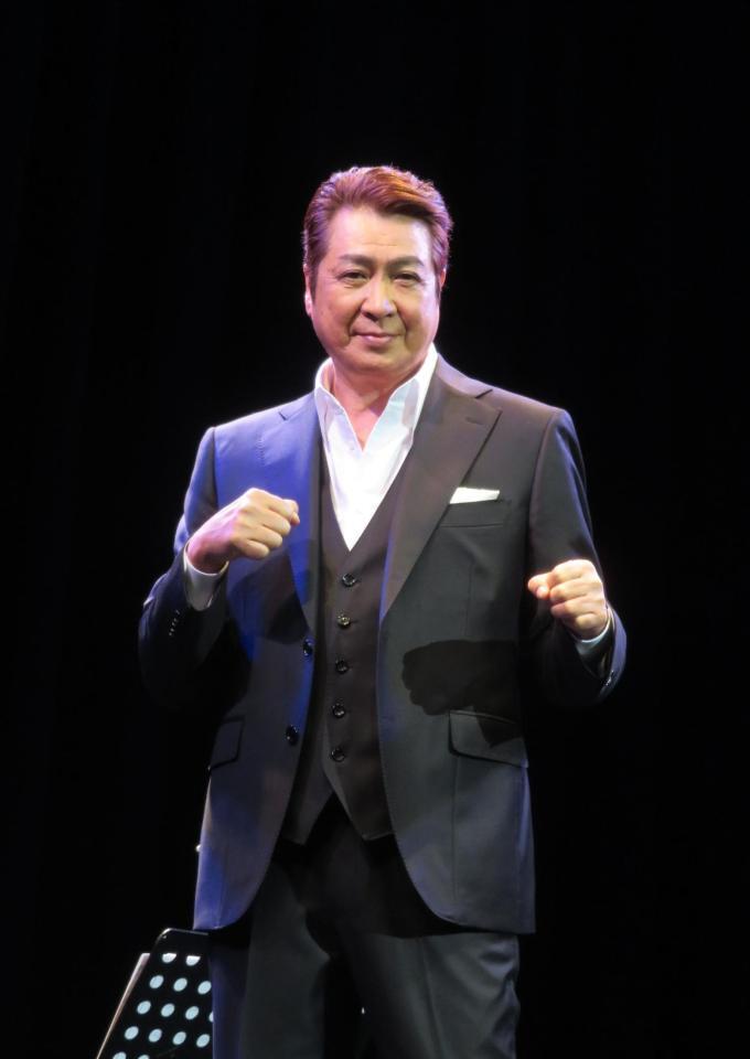 ファイティングポーズを決める山川豊