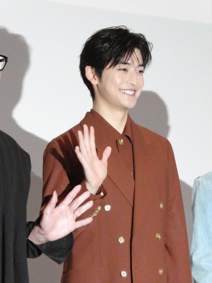 手を振る高橋文哉