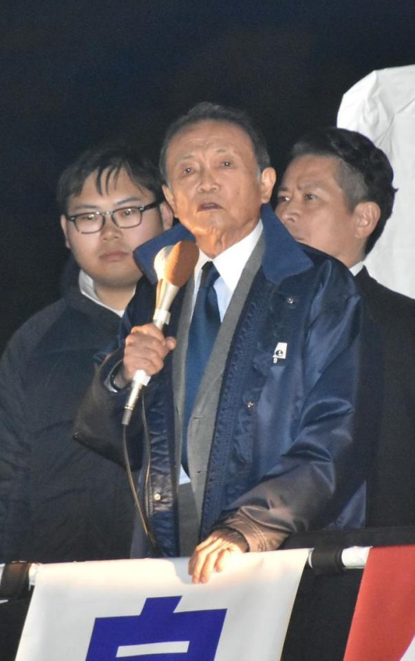 演説を行った自民党・麻生太郎副総裁（中央）＝奈良県内
