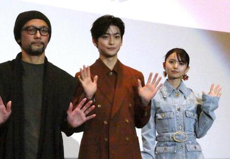 公開記念舞台あいさつに登場した（左から）伊藤智彦監督、高橋文哉、齋藤飛鳥