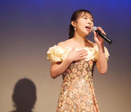 新曲「合鍵」を熱唱する岩佐美咲