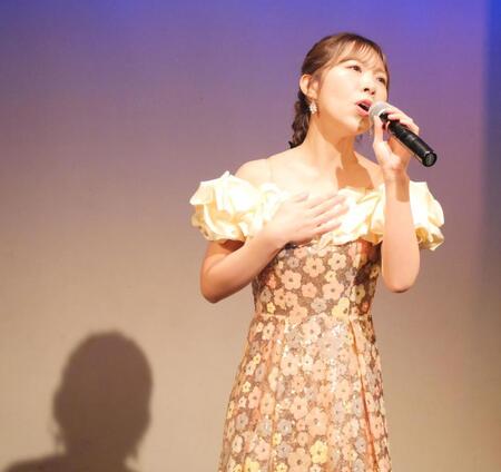 新曲「合鍵」を熱唱する岩佐美咲
