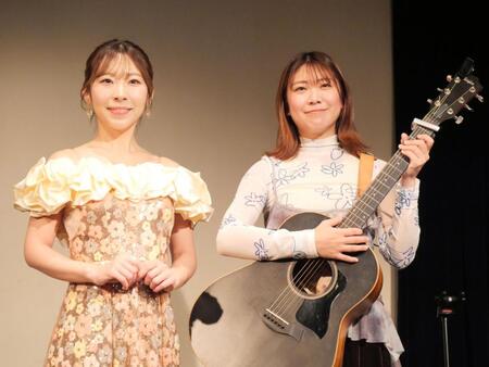 撮影に応じた岩佐美咲（左）と新シングルのカップリング曲の作詞・作曲を担当した山崎あおい