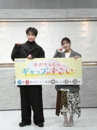 ポーズを決める（左から）高尾颯斗、渡邉美穂