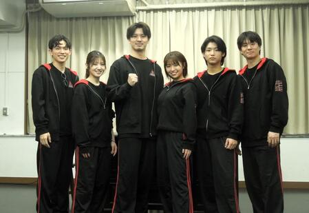 つかこうへい十七回忌特別公演「『熱海殺人事件』ラストメッセージ」公開稽古に参加した（左から）百名ヒロキ、村山彩希、荒井敦史、大原優乃、横田大雅（ＣＬＡＳＳ　ＳＥＶＥＮ）、高橋龍輝