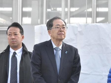 樽床伸二氏（中央）の応援演説を行う中道改革連合・斉藤鉄夫共同代表（左）＝大阪府内