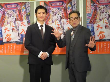 「獨道中五十三驛」の製作発表に親子で出席した市川中車（右）と市川團子