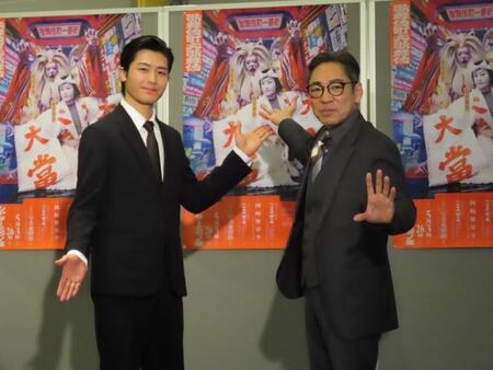 「獨道中五十三驛」の製作発表に親子で出席した市川中車（右）と市川團子