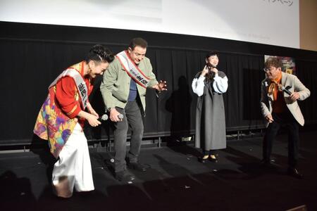 未知やすえ（左から３人目）のギャグでずっこける（左から）ＨＩＫＡＲＩ監督、ブレンダン・フレイザー、内場勝則